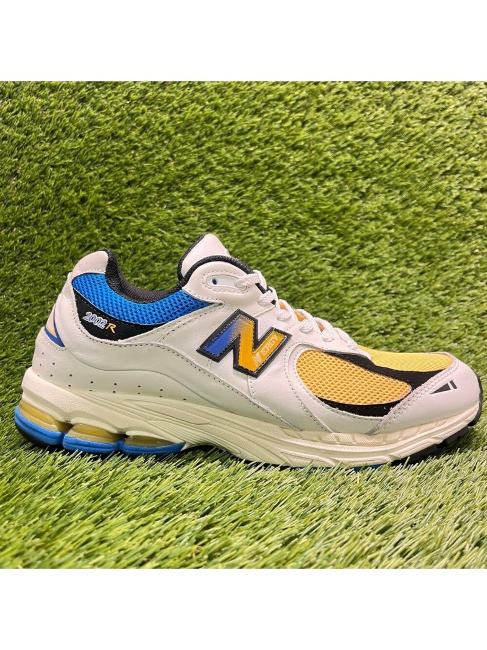 New Balance 2002R Vibrant Apricot Mens Size 9 White Yellow Running Shoes Sneaker